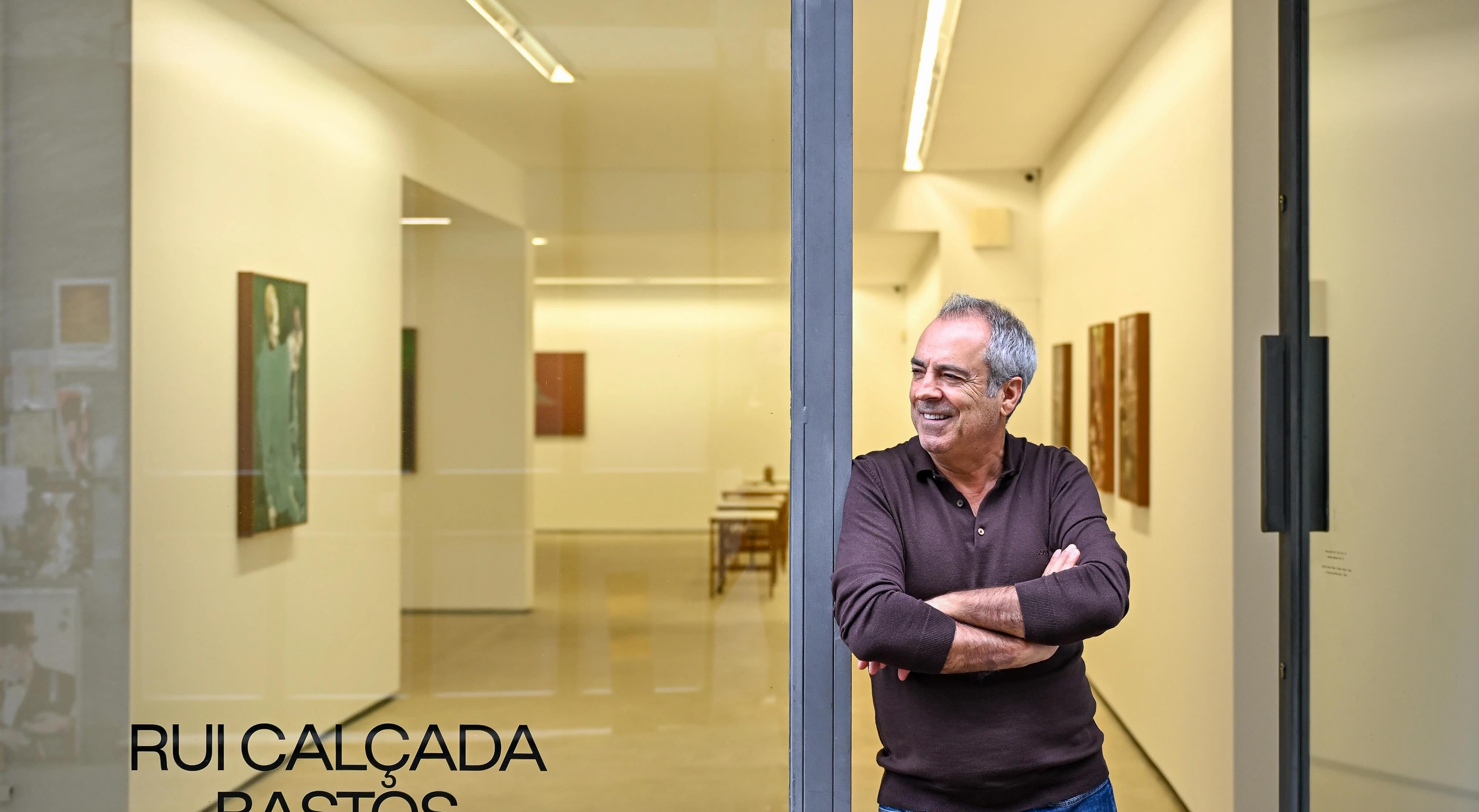 Fotografia de Fernando Santos na entrada da Galeria Fernando Santos