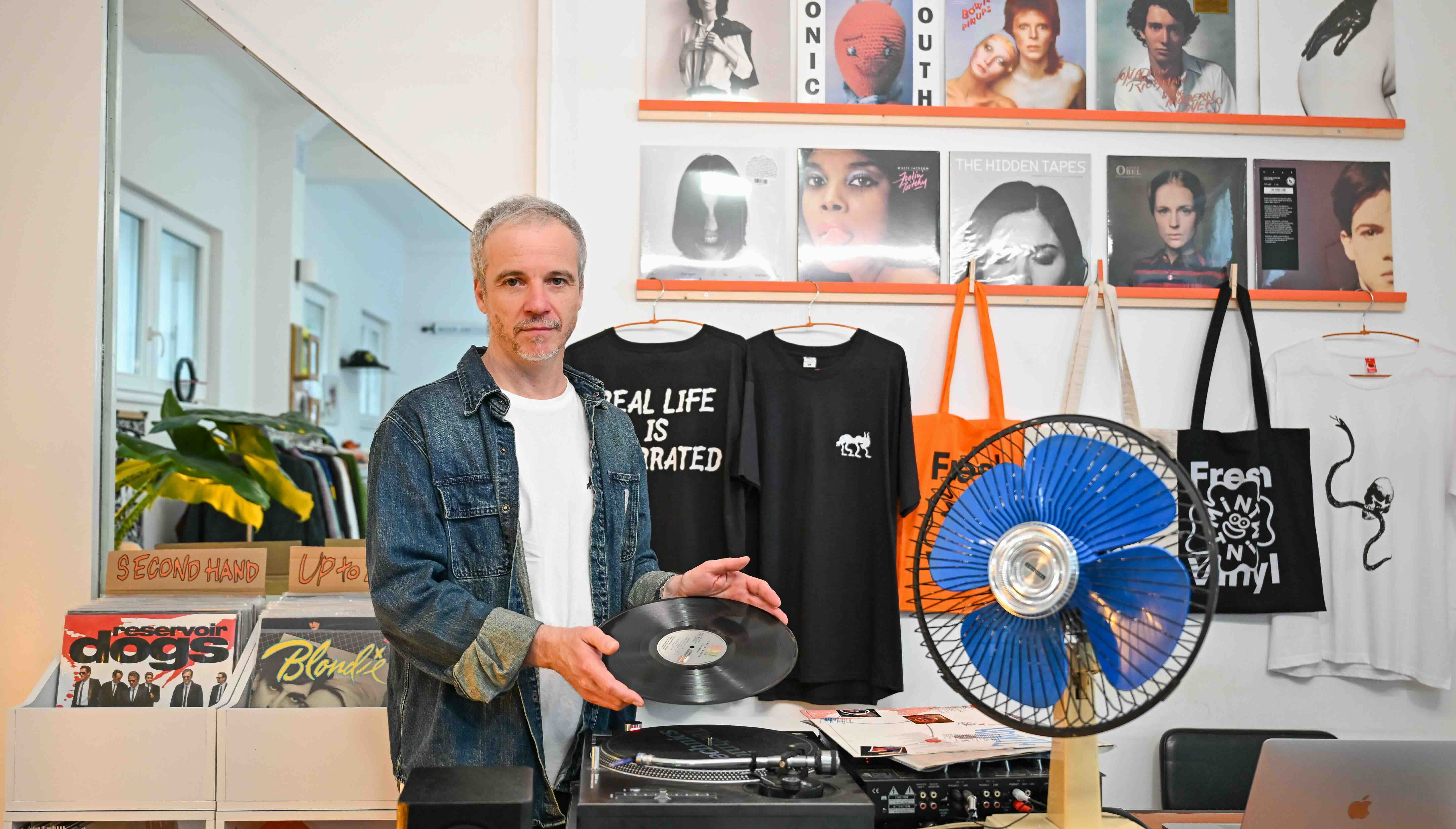 Fotografia de João Vieira no espaço Mint Mint record shop