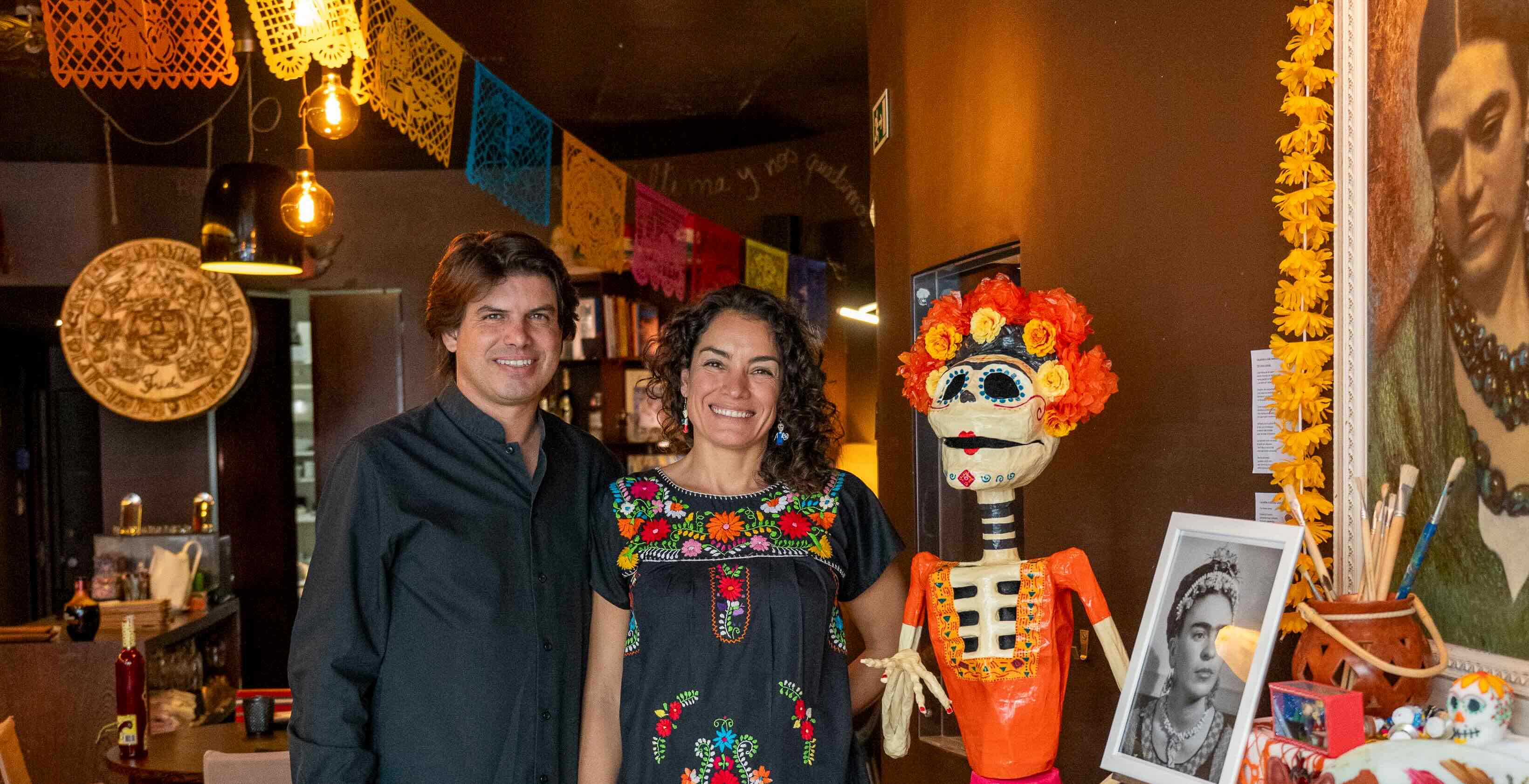 Fotografia de João e Sol (da esquerda para a direita) no restaurante Frida