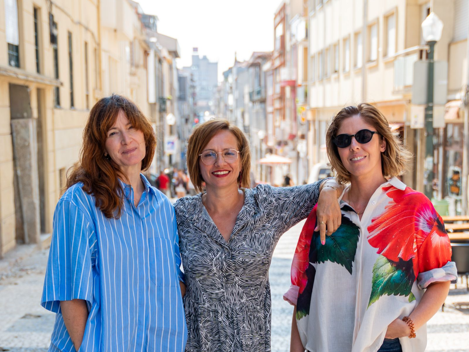 Convidados e moderadora do podcast numa rua da Bombarda.