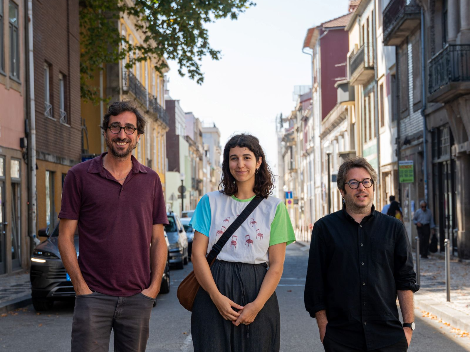 Convidados e moderador do podcast numa rua da Bombarda.